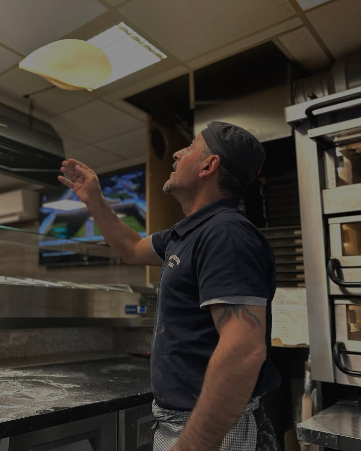 Kokken griller kebab i kjøkkenet vårt